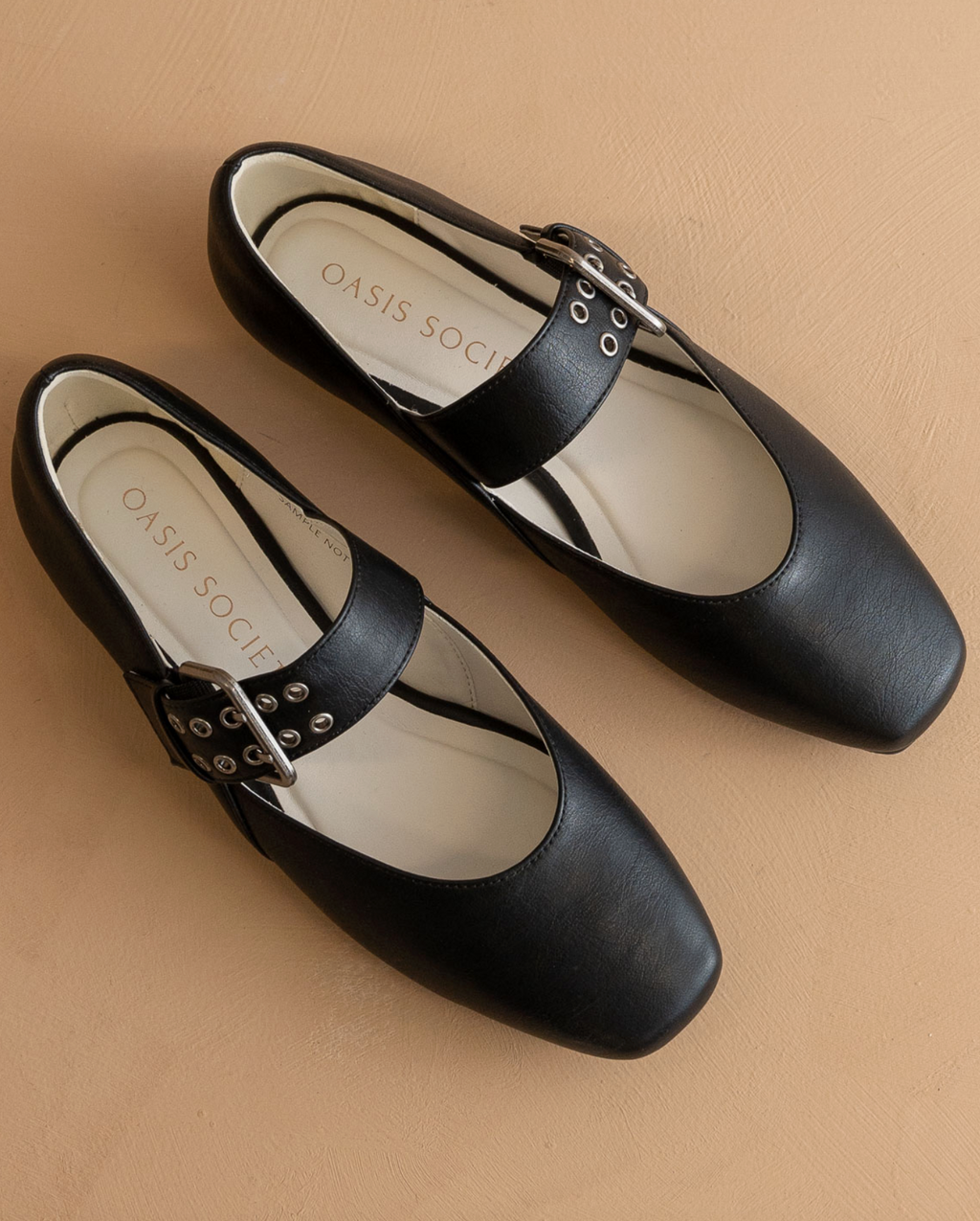 The Soho || Black Leather Flat